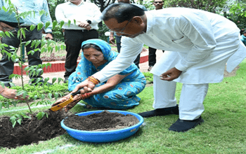 मुख्यमंत्री ने सपरिवार अपने निवास परिसर में रोपा नीम, रुद्राक्ष और चीकू का पौधा...