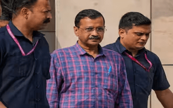 सीएम अरविंद केजरीवाल राजघाट पर बापू को श्रद्धांजलि देने के बाद वापस जाएंगे जेल...