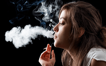Smoking: क्या पुरुषों से ज्यादा महिलाओं के लिए खतरनाक है धूम्रपान? जानें हकीकत...