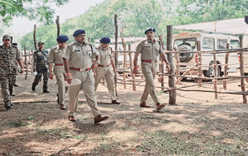 पुलिस महानिरीक्षक दुर्ग रेंज राम गोपाल गर्ग ने मतगणना स्थलों पर त्रिस्तरीय सुरक्षा व्यवस्था का लिया जायजा...