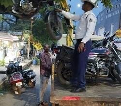 यातायात पुलिस दुर्ग द्वारा नेहरू नगर सूर्या मॉल क्षेत्र एवं इंदिरा मार्केट में नो पार्किग में खडी वाहनो पर की गई कार्यवाही...