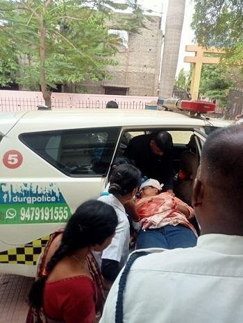 व्हीआईपी ड्यूटी में जाने के दौरान यातायात के अधिकारी/कर्मचारी द्वारा सडक दुर्घटना में घायल महिला को तत्काल हास्पिटल पहुंचाया गया...
