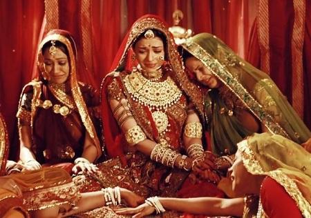 ऐश्वर्या राय के साथ दया भाभी की वायरल हुई फोटो, कंधे पर फूट-फूटकर रोती दिखीं दिशा वकानी... 1 ऐश्वर्या राय के साथ दया भाभी की वायरल हुई फोटो, कंधे पर फूट-फूटकर रोती दिखीं दिशा वकानी...