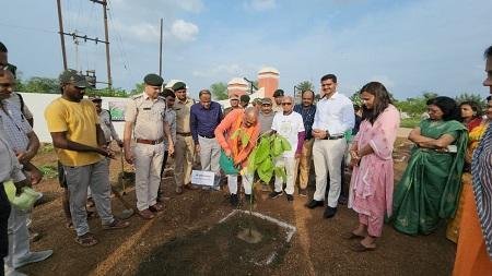 शासकीय उच्चतर माध्यमिक विद्यालय अण्डा में किया वृक्षा रोपण कर दिया पर्यावरण संरक्षण का सन्देश...