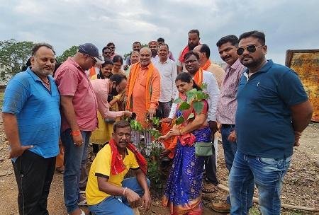 मां शीतला तलाब में भाजपा कार्यकर्ताओ ने विधायक ललित चंद्राकर जी के नेतृत्व में किया वृक्षा रोपण...