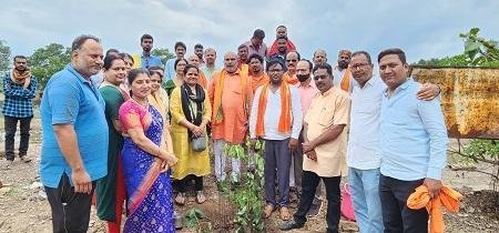 मां शीतला तलाब में भाजपा कार्यकर्ताओ ने विधायक ललित चंद्राकर जी के नेतृत्व में किया वृक्षा रोपण...
