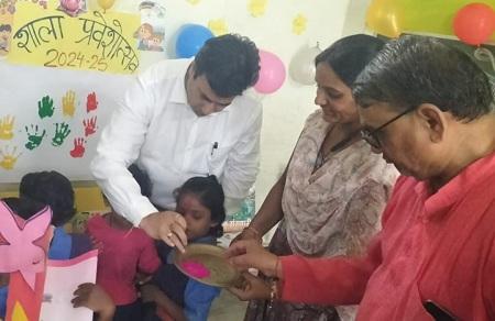 स्कूलों में नवप्रवेशी बच्चों का तिलक लगाकर स्वागत, शाला पहुंच कर खुश हुए बच्चे...