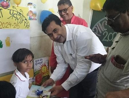 स्कूलों में नवप्रवेशी बच्चों का तिलक लगाकर स्वागत, शाला पहुंच कर खुश हुए बच्चे...
