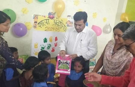 स्कूलों में नवप्रवेशी बच्चों का तिलक लगाकर स्वागत, शाला पहुंच कर खुश हुए बच्चे...