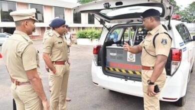 पुलिस मुख्यालय नवा रायपुर से प्राप्त इंटरसेपटर वाहन को पुलिस अधीक्षक दुर्ग द्वारा हरी झण्डी दिखाकर किया गया रवाना...