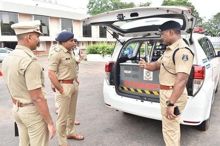 पुलिस मुख्यालय नवा रायपुर से प्राप्त इंटरसेपटर वाहन को पुलिस अधीक्षक दुर्ग द्वारा हरी झण्डी दिखाकर किया गया रवाना...