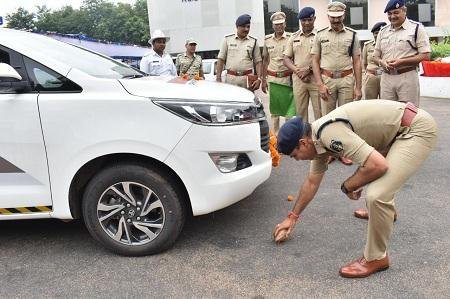 पुलिस मुख्यालय नवा रायपुर से प्राप्त इंटरसेपटर वाहन को पुलिस अधीक्षक दुर्ग द्वारा हरी झण्डी दिखाकर किया गया रवाना...