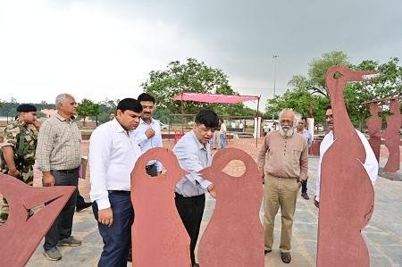 सेल-बीएसपी के निदेशक प्रभारी ने मूर्तिकार जतीनदास के साथ “फ्लाइट ऑफ स्टील” कलाकृति का अवलोकन किया...