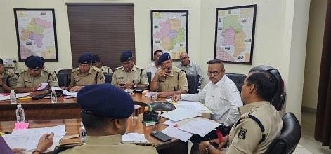 पुलिस महानिरीक्षक दुर्ग रेंज रामगोपाल गर्ग द्वारा चिटफंड के लंबित मामलों पर महत्वपूर्ण बैठक...