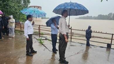 संभाग आयुक्त राठौर ने शिवनाथ नदी में बाढ़ की स्थिति का लिया जायजा...