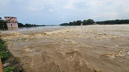 जिला प्रशासन द्वारा नदी तट के सभी गांव के लोगों को सतर्क रहने की गई अपील...