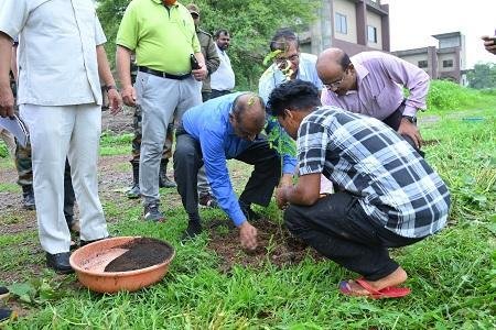 एक पेड़ मां के नाम: सीईओ देवांगन ने कामधेनु विश्वविद्यालय में किया वृक्षारोपण...