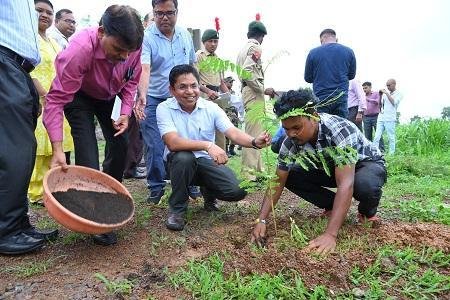 एक पेड़ मां के नाम: सीईओ देवांगन ने कामधेनु विश्वविद्यालय में किया वृक्षारोपण...