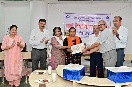 गैर संकार्य विभागों के कार्मिकों को कर्म शिरोमणि पुरस्कार से किया सम्मानित... 5 गैर संकार्य विभागों के कार्मिकों को कर्म शिरोमणि पुरस्कार से किया सम्मानित...