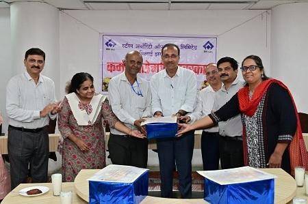 गैर संकार्य विभागों के कार्मिकों को कर्म शिरोमणि पुरस्कार से किया सम्मानित...