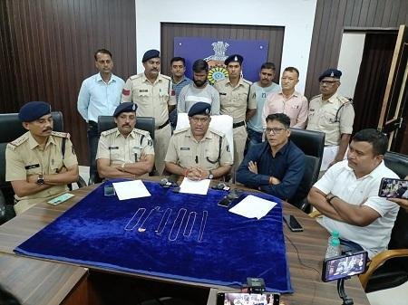 थाना नेवई व मोहन नगर के चैन स्नेचिंग के 07 मामलों का खुलासा...