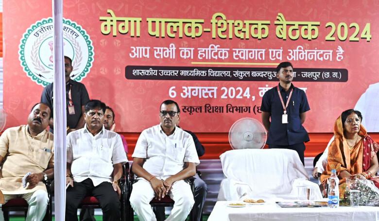 बच्चों के उज्ज्वल भविष्य के लिए शिक्षकों और पालकों के बीच नियमित संवाद आवश्यकः मुख्यमंत्री 5 बच्चों के उज्ज्वल भविष्य के लिए शिक्षकों और पालकों के बीच नियमित संवाद आवश्यकः मुख्यमंत्री