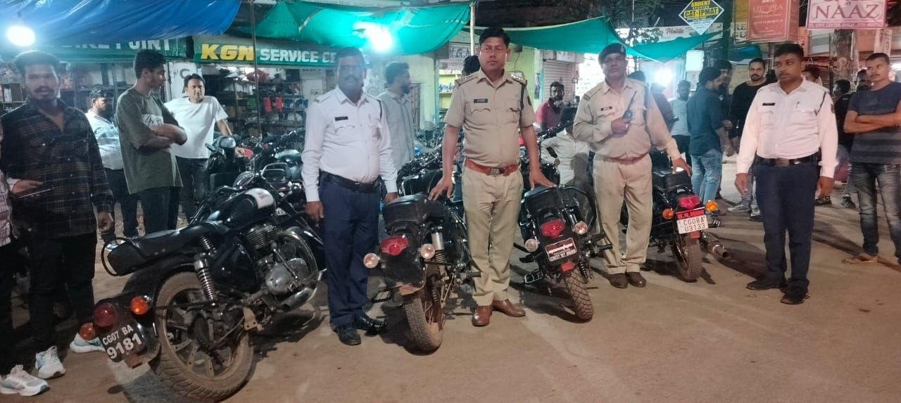 पुलिस अधीक्षक के निर्देश पर मोडिफाई सायलेंसर का उपयोग करने वाले वाहन चालकों पर की जा रही कार्यवाही...