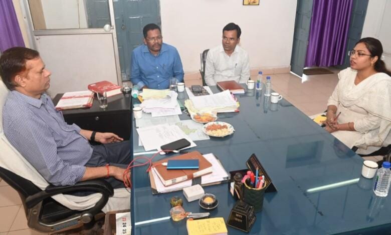 संभागायुक्त एस. एन. राठौर ने किया एसडीएम कोर्ट एवं तहसील कार्यालय का निरीक्षण... 1 संभागायुक्त एस. एन. राठौर ने किया एसडीएम कोर्ट एवं तहसील कार्यालय का निरीक्षण...