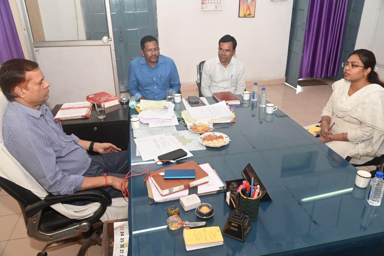 संभागायुक्त एस. एन. राठौर ने किया एसडीएम कोर्ट एवं तहसील कार्यालय का निरीक्षण...