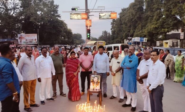 भाजपा महिला मोर्चा ने कोलकाता में मृत दुष्कर्म पीड़िता को कैंडल मार्च निकालकर दि अपनी श्रद्धांजलि...