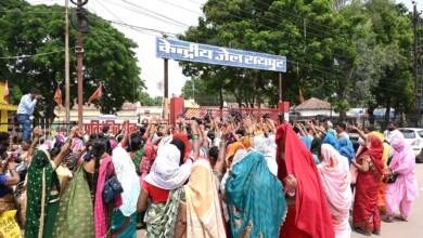 विधायक भाई को राखी बांधने सैकड़ों की संख्या में जेल पहुंची भिलाई की महिलाएं...