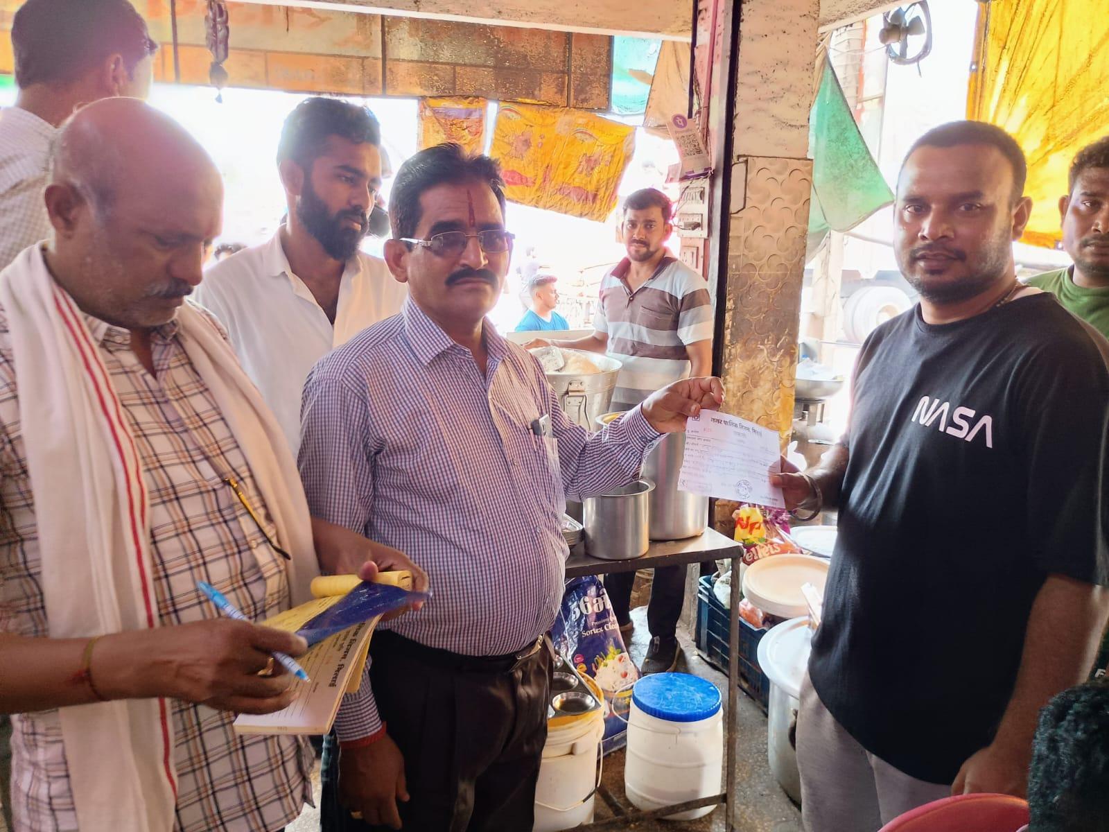 बासी खादय पदार्थ बेचने वालो पर 4500 रूपये का चालानी कार्यवाही... 1 बासी खादय पदार्थ बेचने वालो पर 4500 रूपये का चालानी कार्यवाही...