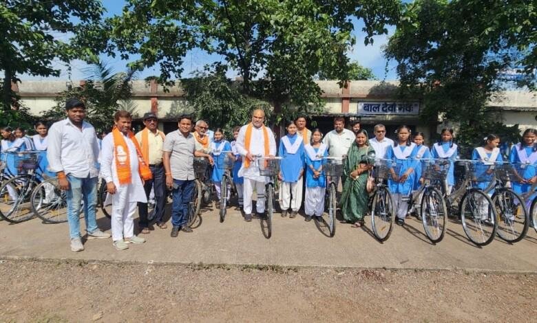 सरस्वती नि : शुल्क सायकल योजना के तहत कक्षा नवमी के छात्रों को वितरण किया सायकल...