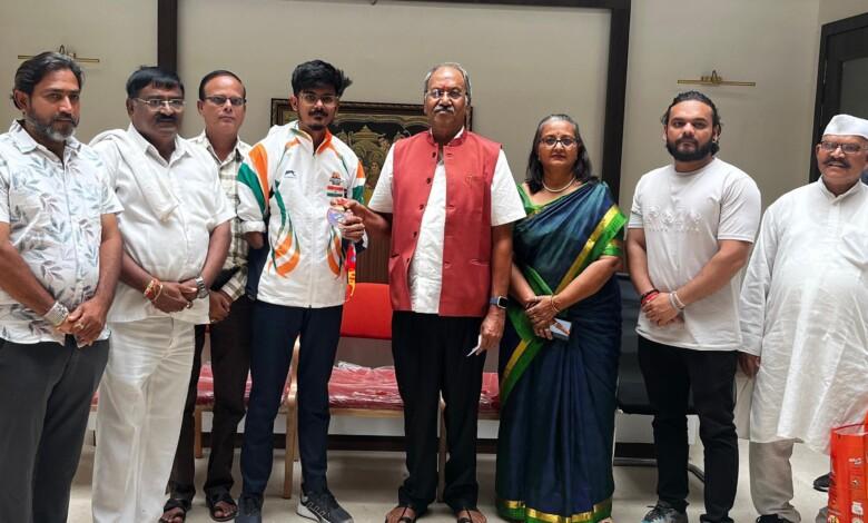 कांस्य पदक विजेता भिलाई निवासी हर्ष खोडियार ने रायपुर सांसद बृजमोहन अग्रवाल से की मुलाकात... 1 कांस्य पदक विजेता भिलाई निवासी हर्ष खोडियार ने रायपुर सांसद बृजमोहन अग्रवाल से की मुलाकात...