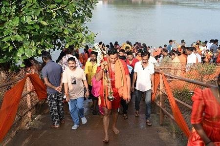 हजारों भक्तों के साथ कांवड़ में शिवनाथ का जल लेकर निकले विधायक देवेंद्र यादव