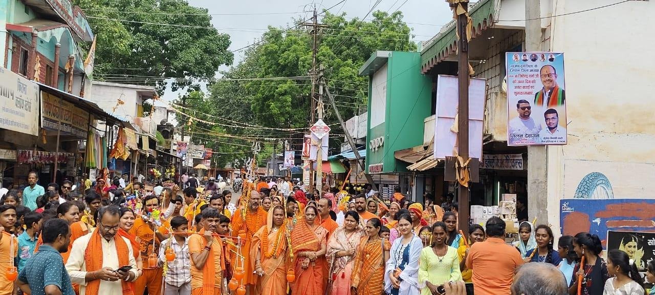 जितेंद्र वर्मा के नेतृत्व में टोला घाट में उमड़ा शिव भक्तों का सैलाब...