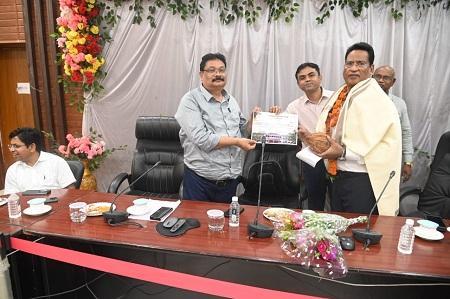 42 वर्ष सेवा अवधि पूर्ण कर रियाज भाई हुए सेवानिवृत्त, कलेक्टोरेट परिवार द्वारा दी गई भावभिनी बिदाई... 7 42 वर्ष सेवा अवधि पूर्ण कर रियाज भाई हुए सेवानिवृत्त, कलेक्टोरेट परिवार द्वारा दी गई भावभिनी बिदाई...
