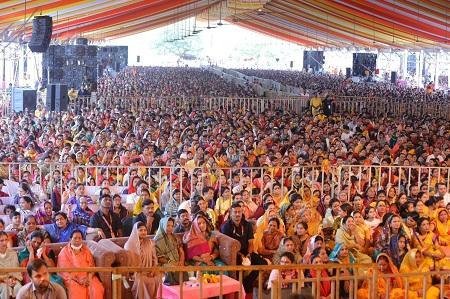 शिव महापुराण के सांतवें और अंतिम दिन शिव भक्तों का जलसैलाभ: पंडित प्रदीप मिश्रा को सुनने जुटे लाखों श्रद्धालु...