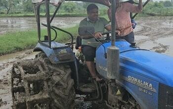 विधायक गजेंद्र यादव पहुंचे खेत, ट्रैक्टर चलाकर की मताई...