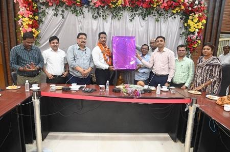 42 वर्ष सेवा अवधि पूर्ण कर रियाज भाई हुए सेवानिवृत्त, कलेक्टोरेट परिवार द्वारा दी गई भावभिनी बिदाई...