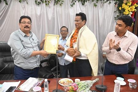 42 वर्ष सेवा अवधि पूर्ण कर रियाज भाई हुए सेवानिवृत्त, कलेक्टोरेट परिवार द्वारा दी गई भावभिनी बिदाई...