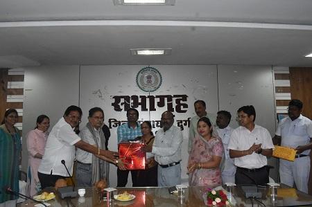 जिला पंचायत में सेवानिवृत्त दो कर्मचारी को दी बिदाई...