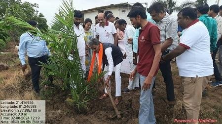 विधायक ईश्वर साहू की मौजूदगी में किया गया ऑयल पॉम पौधरोपण...