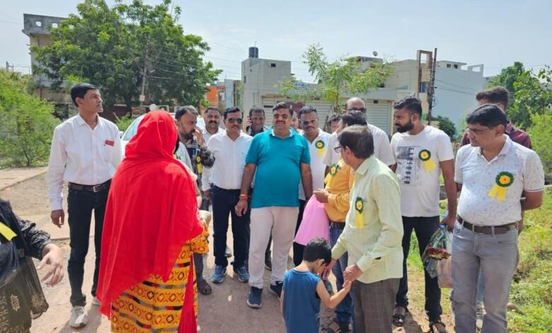 जयंती नगर पहुँचे विधायक गजेंद्र यादव से नागरिकों सड़क नाली बनाने मांग किये...