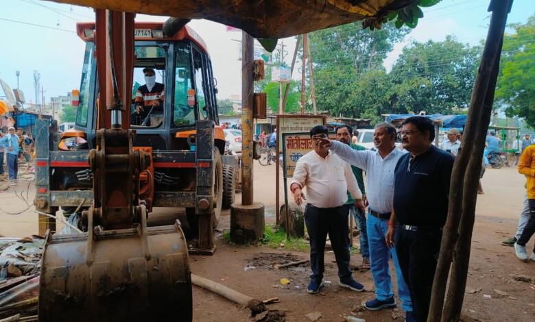 भारी विरोध के बीच 42 अवैध अतिक्रमण पर चला नगर निगम का बुलडोजर... 1 भारी विरोध के बीच 42 अवैध अतिक्रमण पर चला नगर निगम का बुलडोजर...