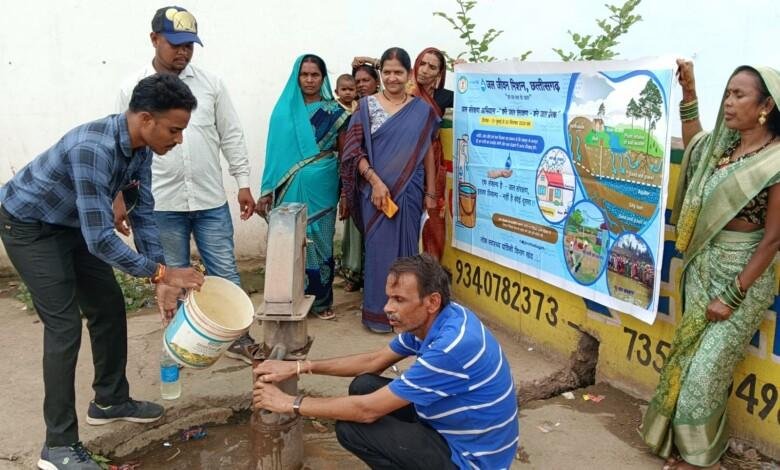 जलजनित बीमारियों की रोकथाम हेतु जिले के लगभग 215 ग्रामों में हैंडपंपों का किया गया क्लोरीनेशन...