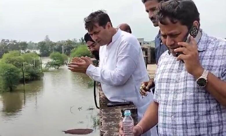 महापौर एवं आयुक्त ने बाढ़ग्रस्त क्षेत्र का किया निरीक्षण,बाढ़ पीड़ितों से की मुलाकात...