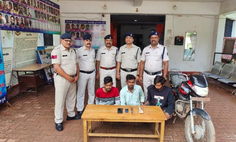 हत्या के मामले में पुलिस द्वारा त्वरित कार्यवाही: चंद घंटो के अंदर 04 आरोपियों को पुलिस ने किया गिरफ्तार... 1 हत्या के मामले में पुलिस द्वारा त्वरित कार्यवाही: चंद घंटो के अंदर 04 आरोपियों को पुलिस ने किया गिरफ्तार...