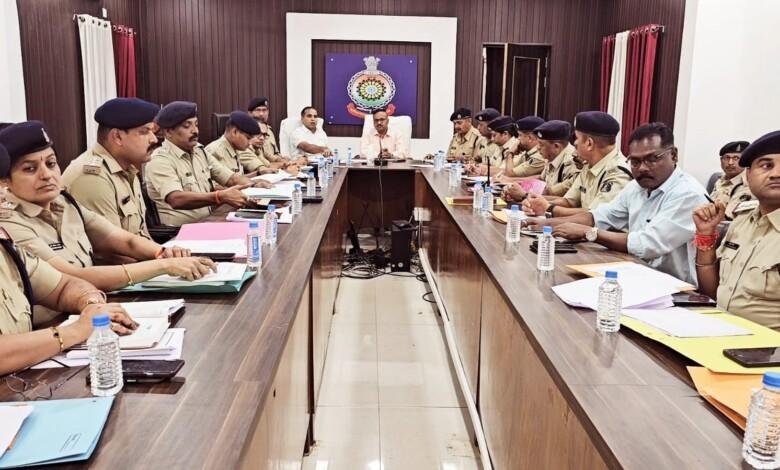 पुलिस महानिरीक्षक दुर्ग रेंज ने ली जिला दुर्ग के राजपत्रित अधिकारियों थाना प्रभारियों को मीटिंग