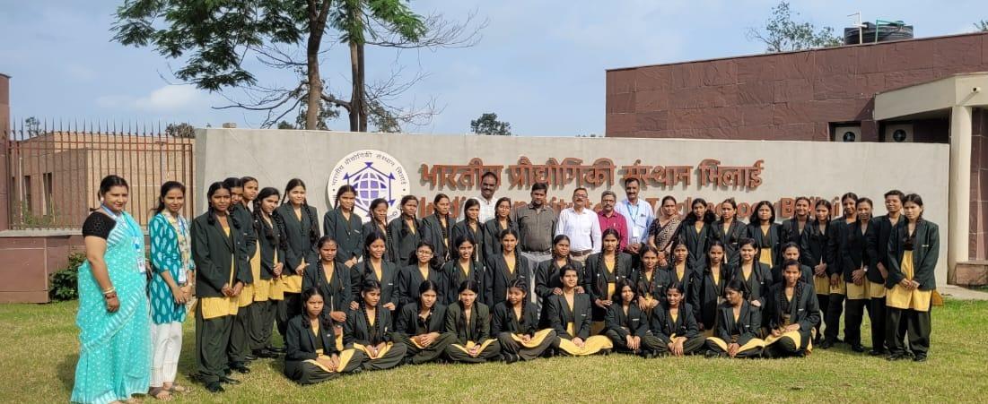 प्रयास आवासीय विद्यालय की छात्राओं को कराया गया आई.आई.टी. भिलाई का शैक्षणिक भ्रमण...